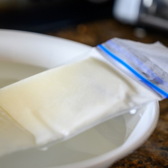 how to thaw breast milk